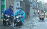 Nằm sát sông Tô Lịch nhưng mưa 1 tiếng, đường Bùi Xương Trạch ngập sâu 3 tiếng